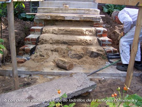 6 Los demas escalones hizo de ladrillos de la antigua chimenea y...